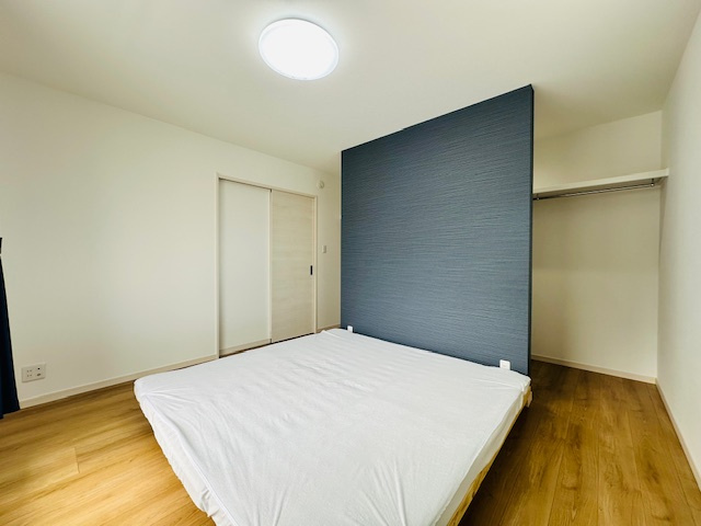 田原本町三笠 中古建ての洋室|シックなアクセントクロスが印象的なお部屋です。
オープンクローゼット備え、収納力とデザイン性を兼ね備えています♪