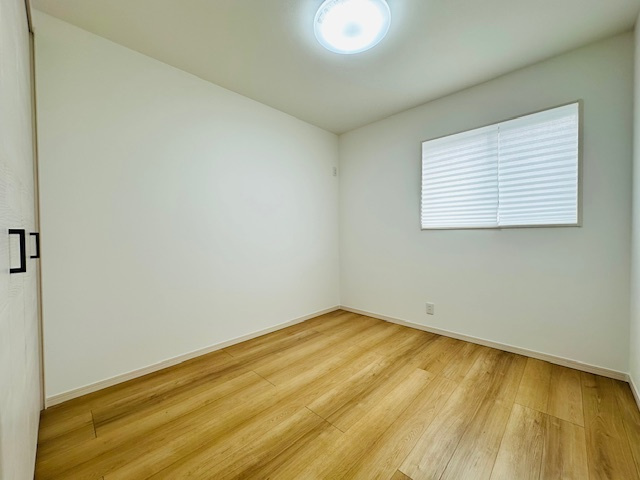 田原本町三笠 中古建ての洋室|白いクロスが演出する清潔感と、木目フローリングの温かみが調和した心地よい洋室です。