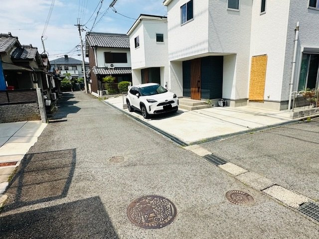 田原本町三笠 中古建ての前面道路含む現地写真|南西角地の物件です。
近隣スーパーなど充実しております♪