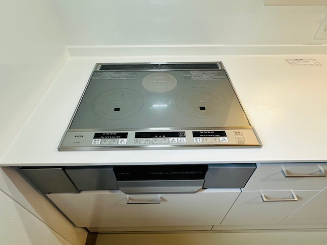 田原本町三笠 中古建てのキッチン|IHクッキングヒーターのキッチンです。
安全性と利便性を兼ね備えお手入れも簡単です♪