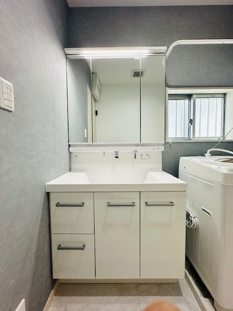 田原本町三笠 中古建ての洗面所|W900の三面鏡洗面化粧台です！
鏡裏収納も備え洗面周りをすっきりと保てます。