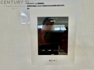 訪問者が来たときにテレビ画面で確認できるため、安心してドアを開けられます。録画機能があるものもあり、留守中に来訪者を記録しておくことができます。利便性が高く、セキュリティ面でも安心です。