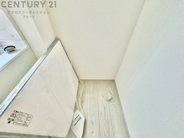 洗濯物の仕分け作業がしやすく、整理整頓が容易になります。洗濯音や湿気を他の部屋に持ち込まず、生活環境を快適に保ちます。上部を活用すれば収納スペースを確保でき洗剤や洗濯用品の整理もしやすくなります。