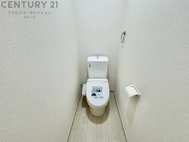 温水洗浄便座付トイレは温水洗浄機能により、暖かい水でおしりを洗浄することができ、冷たい水を使う従来の便座に比べ、温水洗浄機能で暖かいトイレを提供し、快適な使用を可能にします。