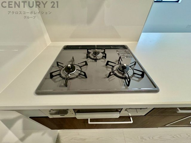 多数の調理器具を同時に使用でき、料理の効率化が可能。省エネで節約になり、様々な料理スタイルに適応できます。また、火力調整が独立しており、手入れや掃除もしやすく、今よりもっとお料理が楽しくなるかも。
