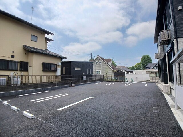 さくらヒルズ中央北の駐車場|車をお持ちの方に嬉しい駐車場付きの物件です