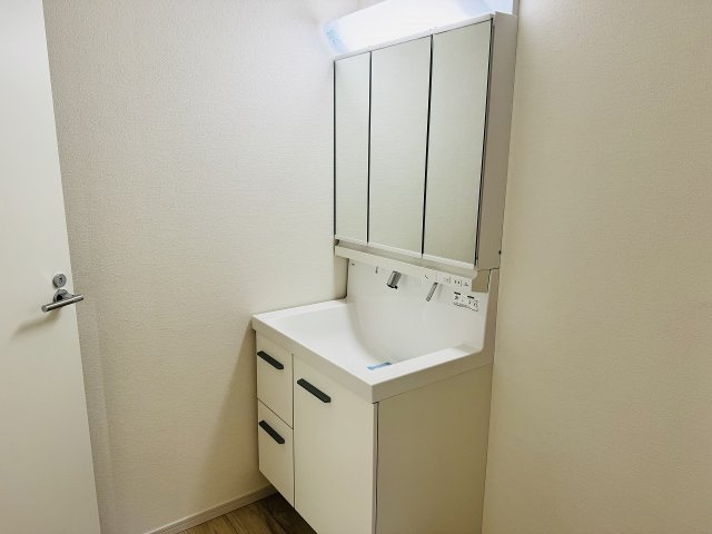 八王子市　長沼町　新築一戸建て　７期の独立洗面台|～３面鏡付きの独立洗面台　細々している物をスッキリ収納出来ます～