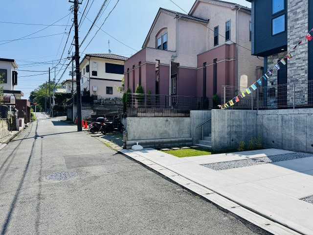 八王子市　長沼町　新築一戸建て　７期の前面道路含む現地写真|～北側4.6ｍ道路に面しています～