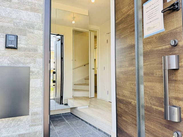 八王子市　長沼町　新築一戸建て　７期の玄関|～玄関は安心のWロックキーを採用～