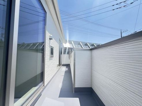 【新築】川越市安比奈新田新築住宅 全1棟のバルコニー|南側陽当り良好のワイドバルコニーです