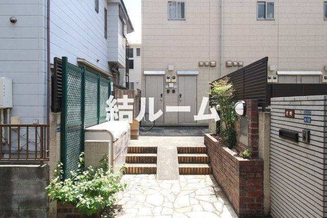 板橋区宮本町のアパートのエントランス