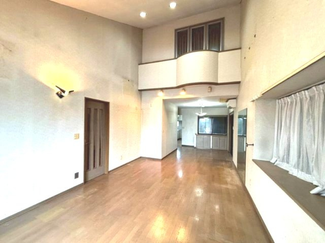 長生郡白子町剃金　中古戸建の居間・リビング|敷地約111坪 5SLDK+屋上バルコニーLD約19帖 白子海岸まで車約2分  駐車2台 閑静な立地