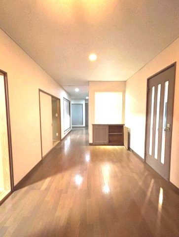 長生郡白子町剃金　中古戸建の居間・リビング|敷地約111坪 5SLDK+屋上バルコニーLD約19帖 白子海岸まで車約2分  駐車2台 閑静な立地