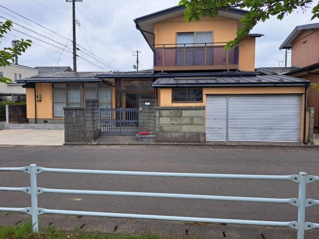 秋田市桜一丁目中古住宅の前面道路含む現地写真