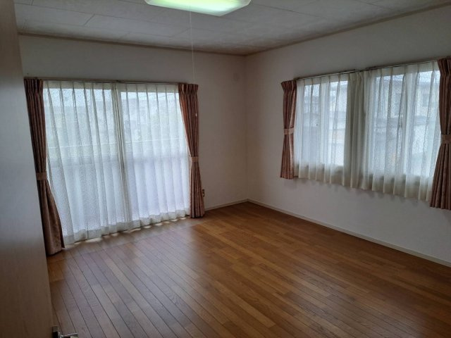 秋田市桜一丁目中古住宅の洋室