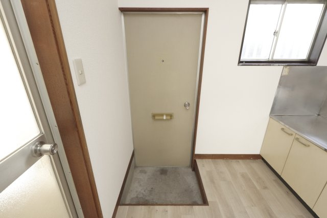 ユタカコーポの玄関