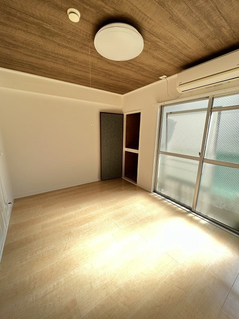 向川原土井マンションの洋室