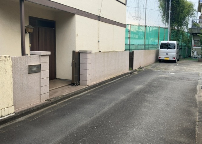 【前面道路含む現地写真】 | 住宅用の土地では前面道路に2m以上接していなければならないと法律で定められています。しかし、お持ちの車のサイズやライフスタイルなどにより、2mでは利便が悪い場合もございますので、事前に確認しましょう。