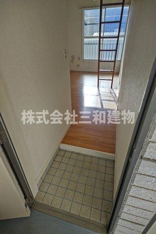 ホワイトハイツの玄関|同間取り（反転）別室参考写真
