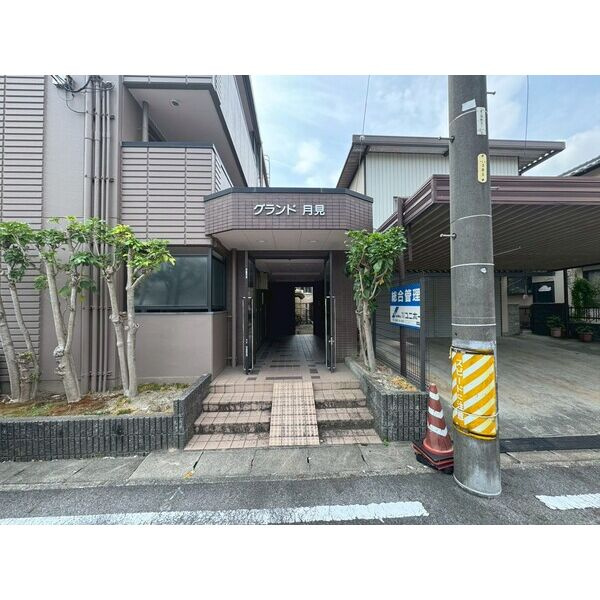 グランド月見のエントランス