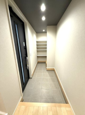 【玄関】 | 【仲介手数料３３０万円が無料！】■西永福駅８分■車庫２台■高級デザイナーズハウス■リビング吹抜け | 【仲介手数料３３０万円が無料！！】
■西永福駅８分
■高級デザイナーズハウス
■陽当り良好
■３ＬＤＫ＋車庫２台
■リビング吹抜け
■高断熱
■省エネ
■内覧可能