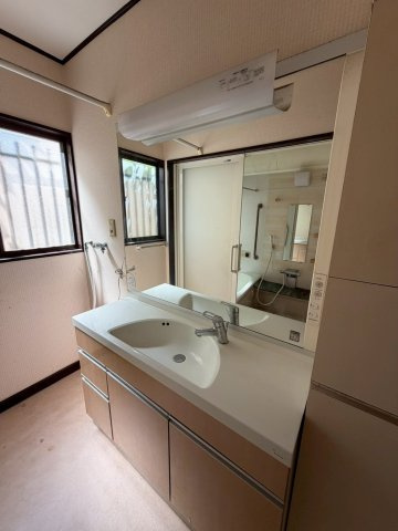 越谷市大字南荻島の中古一戸建の独立洗面台