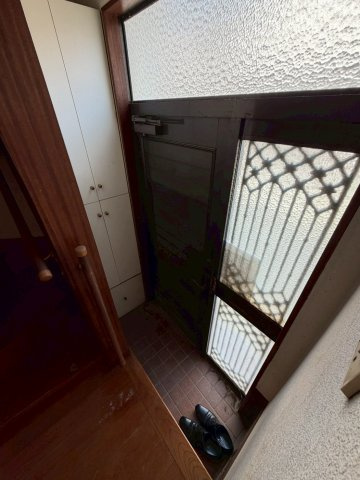 越谷市大字南荻島の中古一戸建の玄関