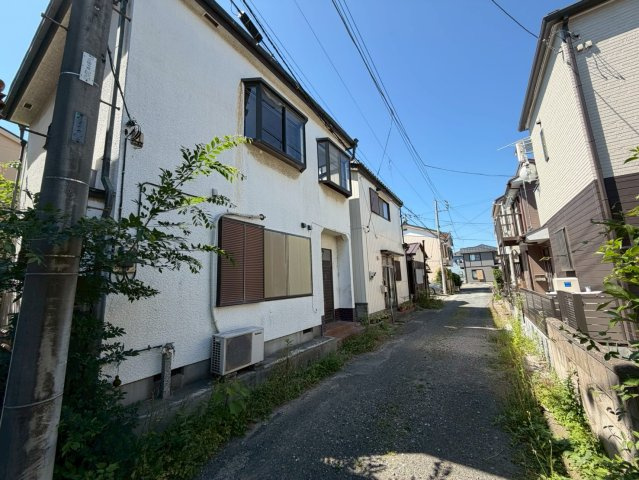 越谷市大字南荻島の中古一戸建の前面道路含む現地写真