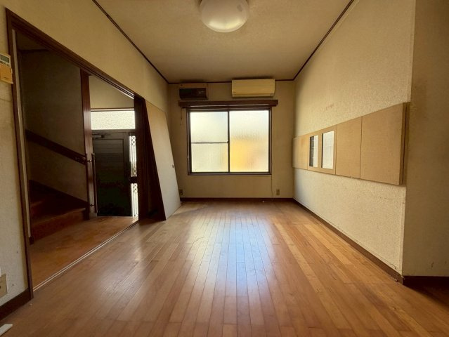 越谷市大字南荻島の中古一戸建の居間・リビング