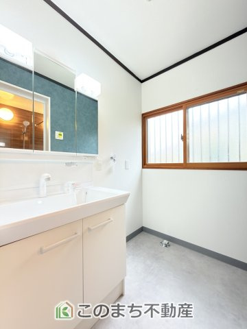 KEM宇都宮市鶴田町1期　中古戸建の洗面所|シャンプードレッサーで朝の身支度♪伸びるホースでお掃除も簡単清潔です！