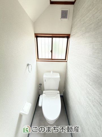 KEM宇都宮市鶴田町1期　中古戸建のトイレ|小窓から換気ができて清潔なトイレスペース☆