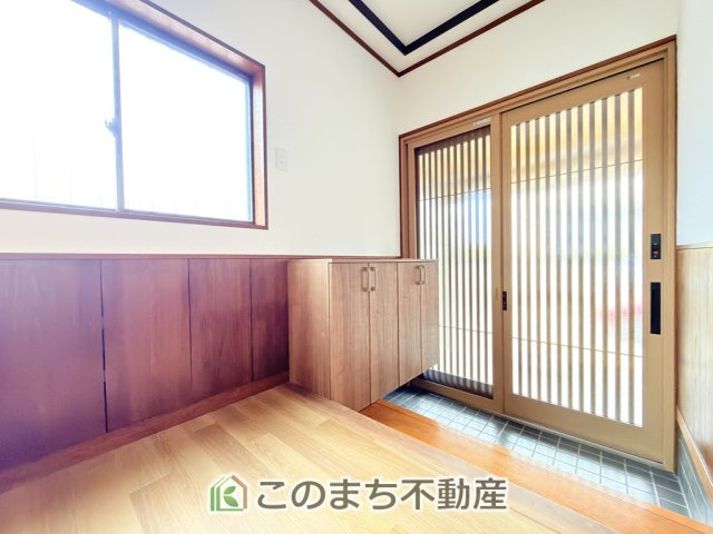 KEM宇都宮市鶴田町1期　中古戸建の玄関|玄関スペース♪靴を収納できる下駄箱もございます。