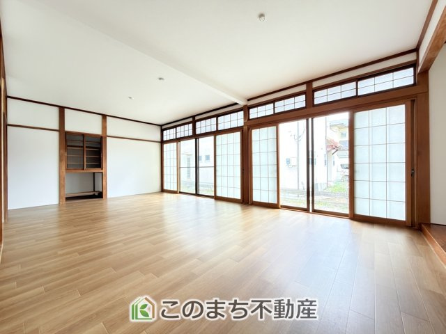 KEM宇都宮市鶴田町1期　中古戸建の居間・リビング|開放感のある広々としたリビング☆家族みんなでゆったりくつろげます♪
南側から暖かな日差しが差し込みます♪
