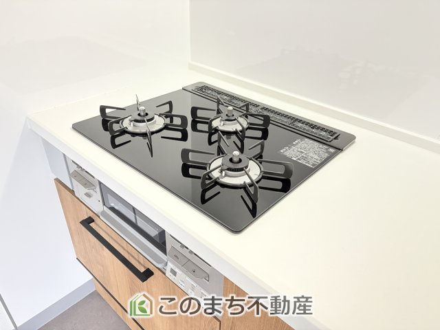 KEM宇都宮市鶴田町1期　中古戸建のキッチン|三ツ口コンロ採用で、同時調理もスムーズ◎！