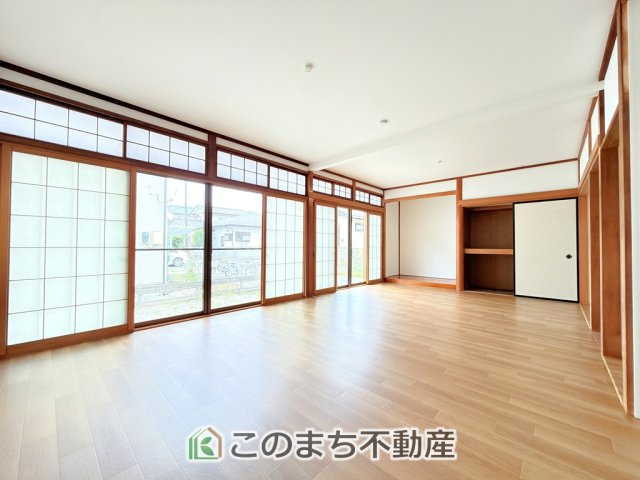 KEM宇都宮市鶴田町1期　中古戸建の居間・リビング|開放感のある広々としたリビング☆家族みんなでゆったりくつろげます♪
南側から暖かな日差しが差し込みます♪