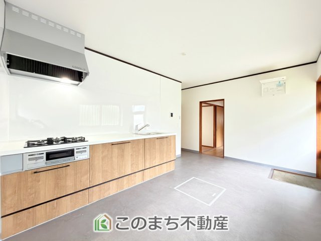KEM宇都宮市鶴田町1期　中古戸建のキッチン|窓から明るい陽射しが入るキッチン