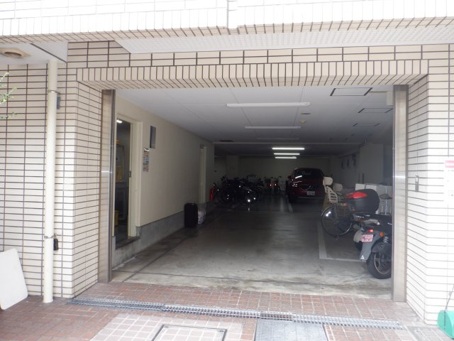 ディアプラザ根津の駐車場
