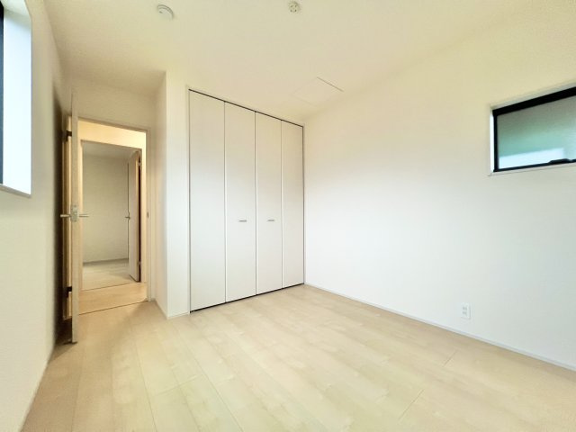 中野町第1　1号棟の洋室|2F 約5.2帖の洋室は窓が2箇所あり換気は良くできそうですよ。