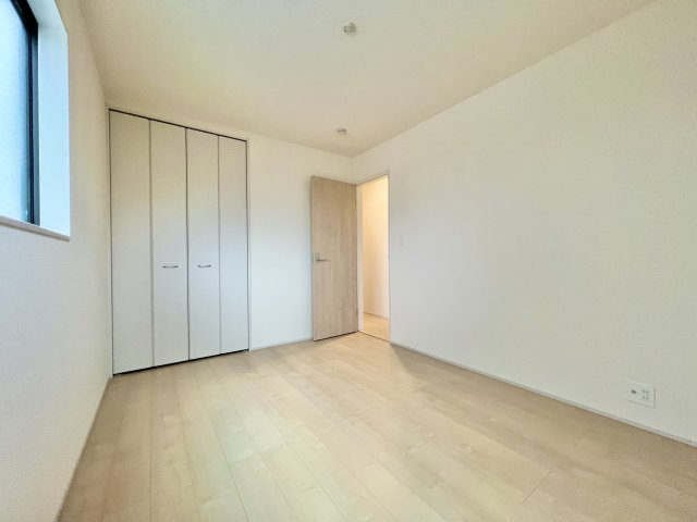 中野町第1　1号棟の洋室|2F 約5.4帖の洋室はコンパクトなお部屋で収納も備わっておりますのでお子様のお部屋にいかがでしょうか☆