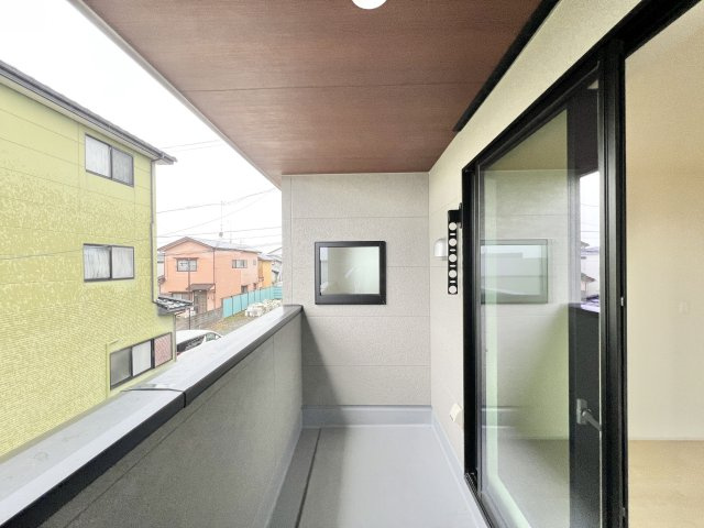 中野町第1　1号棟のバルコニー|屋根があるので急な雨で洗濯物が濡れてしまうのを防げたり、強い日差しからお洗濯ものを守ってくれそうですね♪
