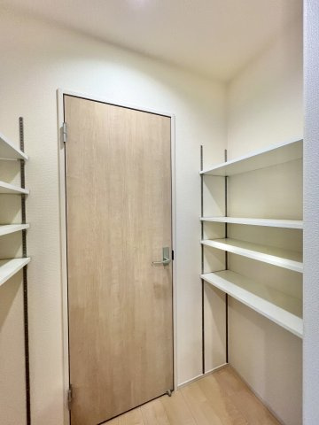 中野町第1　1号棟の収納|キッチン横にはパントリーがあり色々な調味料や食材をストックしておくのに便利です！