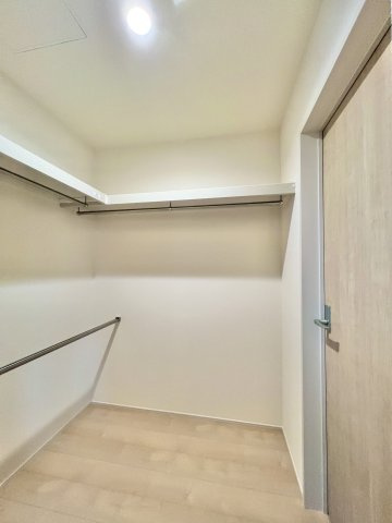 中野町第1　1号棟の収納|パントリーにある扉の先にはリビングにあるクローゼットに続いており便利ですね☆