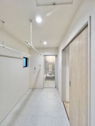 中野町第1　1号棟のその他|ランドリールームがあり雨の日でも洗濯物が干せて助かりますね。