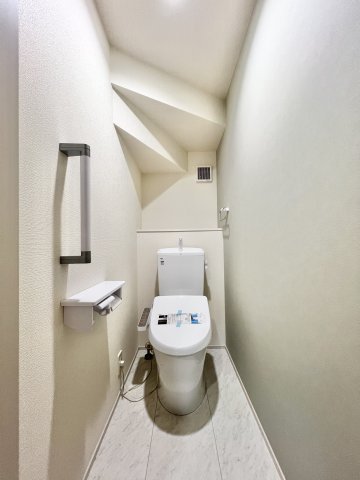 中野町第1　1号棟のトイレ|トイレは各階に設置されています！朝の支度が重なる時間帯でも混む心配がありません！
