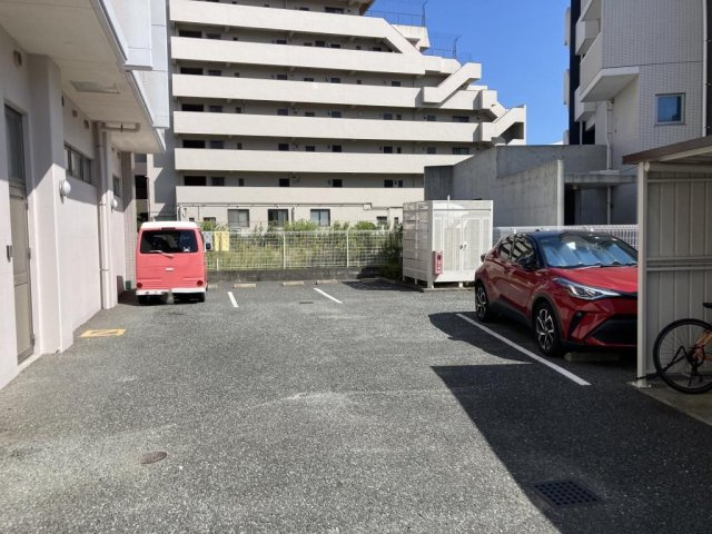 エクセレント東町の駐車場