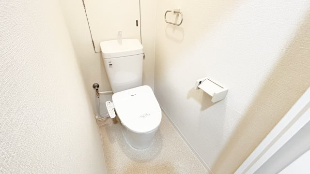 メゾン住吉川のトイレ|温水洗浄便座付きのタンク付きトイレです。