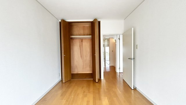 メゾン住吉川の洋室|約６帖の洋室です。天井まで高さのあるクローゼットのため、収納にも困りません。