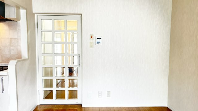 メゾン住吉川の居間・リビング|リビングの扉は格子付きのガラス扉です。
