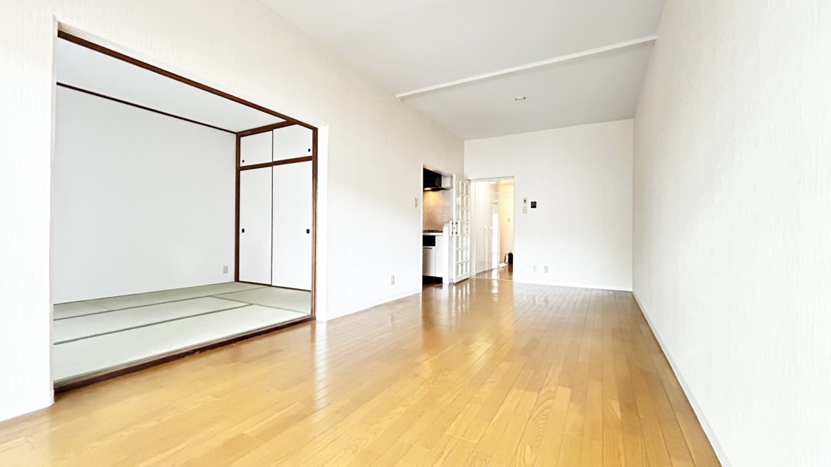 メゾン住吉川の居間・リビング|LDKは南東向きのバルコニーに面しているので、光が入りやすくとても明るい印象のお部屋です。ニオイが広がりにくい独立したキッチンになっております♪