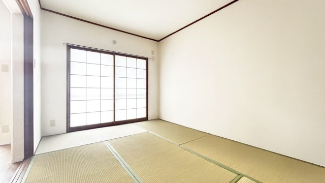 メゾン住吉川の和室|リビングの隣にある和室です。扉を開放すればリビングとの続き和室になります。